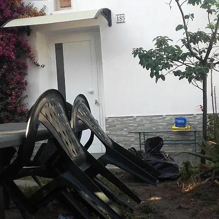 Holiday home Rainbow House With Garden